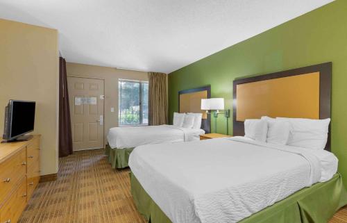 スターリングにあるExtended Stay America Suites - Washington, DC - Sterling - Dullesのベッド2台とテレビが備わるホテルルームです。