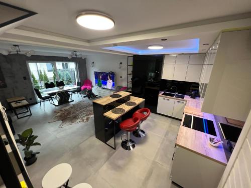 an overhead view of a kitchen with a table and chairs at Hortensja Check-in 24H in Oborniki