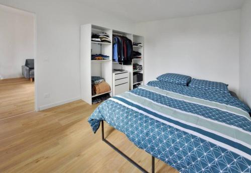 een slaapkamer met een bed en een kast bij Duplex Villemoisson sur orge avec jardin in Villemoisson-sur-Orge