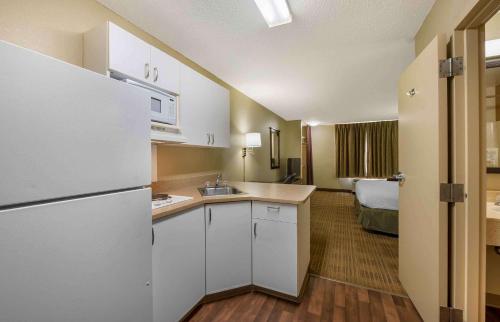 eine kleine Küche mit Spüle und Kühlschrank in der Unterkunft Extended Stay America Suites - Champaign - Urbana in Champaign