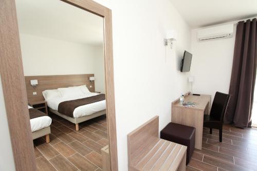 Ένα ή περισσότερα κρεβάτια σε δωμάτιο στο Hôtel Des Nacres