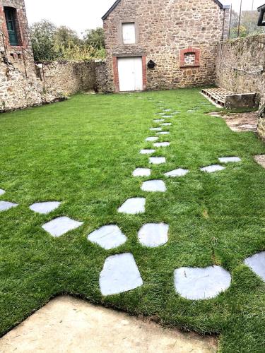 a garden with stepping stones in the grass at La petite Irlande in Auderville