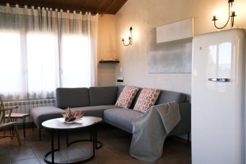 un soggiorno con divano e tavolo di Casa Rural Graner a Sant Llorenç de Morunys