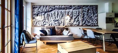 ein Wohnzimmer mit einem Sofa und einem Tisch in der Unterkunft Andrea 7 by SMR Rauris Apartments - inc Spa and National Summercard - near Gondola in Rauris