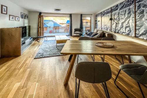 ein Wohnzimmer mit einem Holztisch und einem Sofa in der Unterkunft Andrea 7 by SMR Rauris Apartments - inc Spa and National Summercard - near Gondola in Rauris