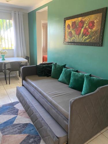 eine Couch in einem Wohnzimmer mit einem Gemälde an der Wand in der Unterkunft Novíssimo apartamento térreo in Votorantim