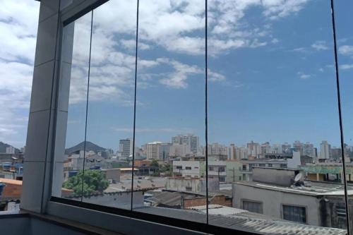 een raam met uitzicht op de stad bij Apartamento a 1200m da praia 2 quartos in Vila Velha