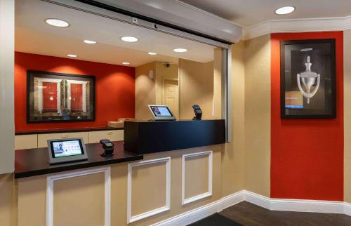 a waiting room with two computers on a counter at Extended Stay America Suites - Chicago - O'Hare - Allstate Arena in Des Plaines