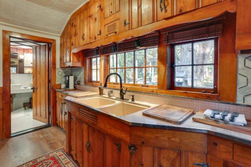 Bathroom sa Cozy Catskills Cottage Creekside Deck and Fire Pit