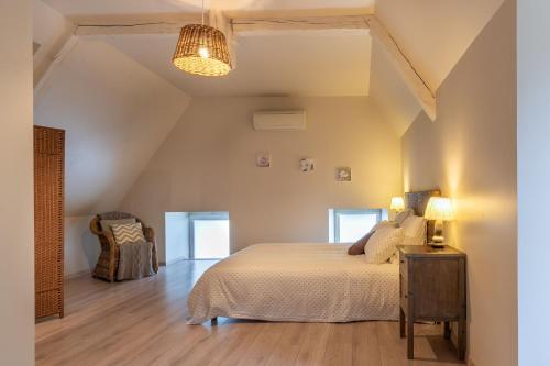 una camera con letto e tavolo con lampada di Gîtes de la Bigauderie a Montlouis-sur-Loire