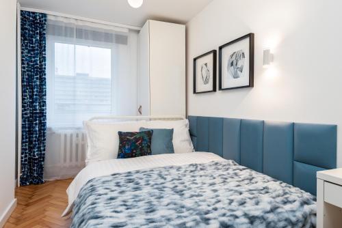 Ένα ή περισσότερα κρεβάτια σε δωμάτιο στο Kairos Apartments - Valdi - darmowy parking, widok na Spodek, ścisłe centrum,