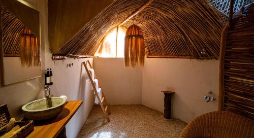Ванная комната в Kaia Oceanfront Goa