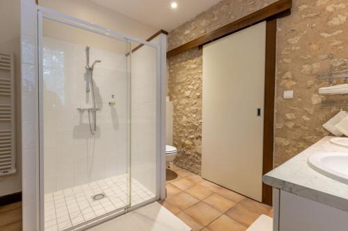 Gîtes de la Bigauderie في مونتلويس سور لوار: حمام مع دش زجاجي ومرحاض