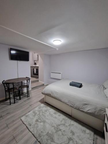 Tempat tidur dalam kamar di Cosy Studio Apartment in London