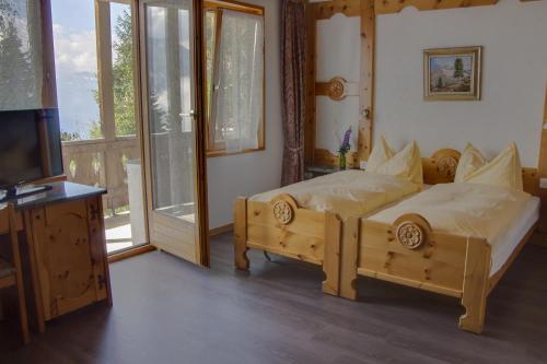 
Ein Bett oder Betten in einem Zimmer der Unterkunft Hotel Waldhaus
