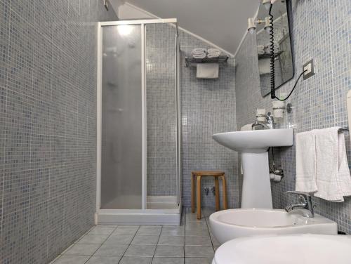 La salle de bains est pourvue d'une douche, de toilettes et d'un lavabo. dans l'établissement Pollon Inn Sanremo, à Sanremo