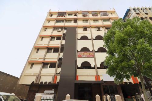 ハイデラバードにあるOYO Hotel 74966 Shree Amardeep Hotelの白い高い建物