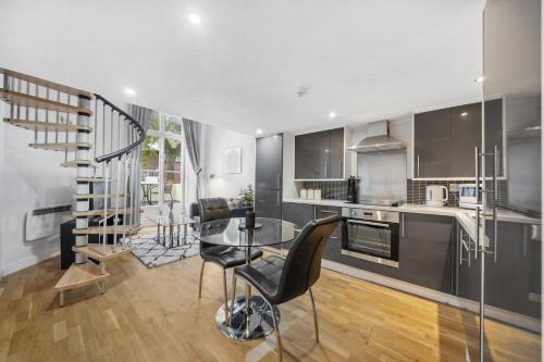 eine Küche und ein Esszimmer mit einer Wendeltreppe in der Unterkunft CosyLiving Apartments London Paddington in London
