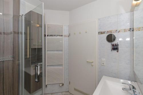 キュールングスボルンにあるAm-Stadtwald-Wohnung-2-642のバスルーム(シャワー、シンク付)