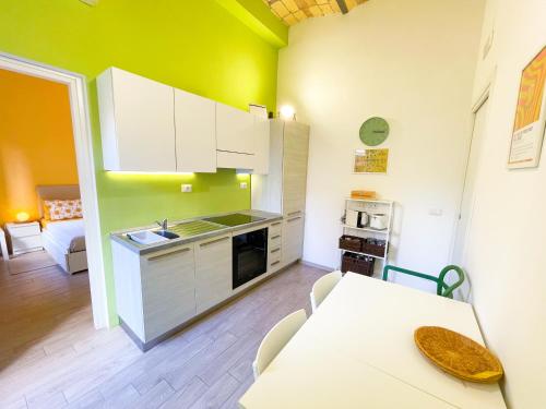 een keuken met witte kasten en een tafel in een kamer bij Casa Pesa 2 rooms 2 baths Rome center in Rome