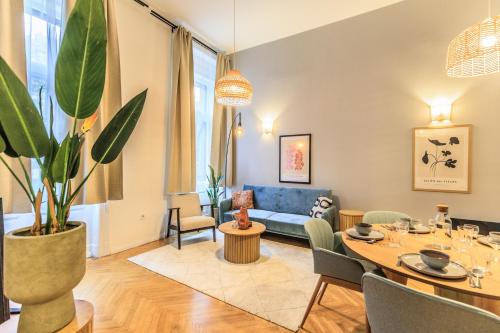 sala de estar con sofá y mesa en Central Designer 2 bedroom Flat en Budapest