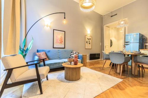 sala de estar con sofá azul y mesa en Central Designer 2 bedroom Flat, en Budapest