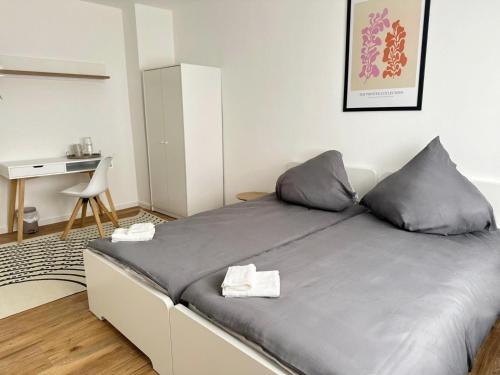 Postel nebo postele na pokoji v ubytování Downtown Apartment