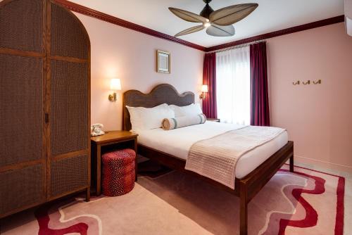 a bedroom with a bed and a ceiling fan at Esme Miami Beach in Miami Beach