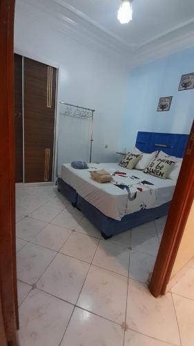 a bedroom with a bed in a room at appartement central plein d’expérience in Martil