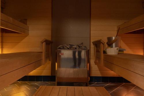 a sauna with a trash can in a room at Külalistemaja Kukruse Residents in Kohtla-Järve