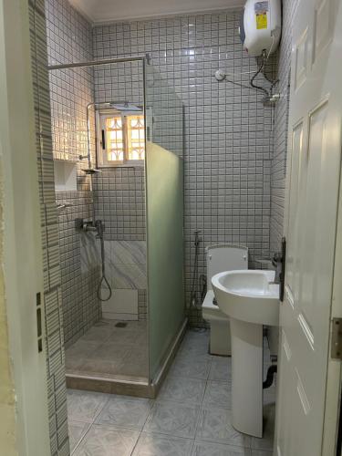 uma casa de banho com um chuveiro, um WC e um lavatório. em Sillich Homes - 4 Bedroom Duplex in Lokogoma em Abuja