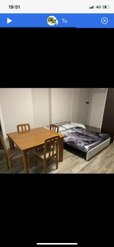 una camera con letto, tavolo e sedie di SMAC ad Andria