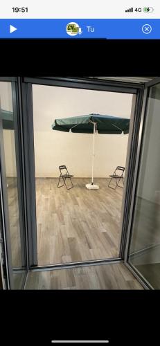 una finestra aperta con tavolo e ombrellone di SMAC ad Andria