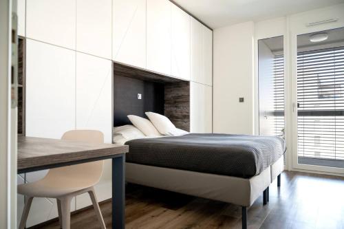 een slaapkamer met een bed en een tafel en stoelen bij Unique apartment in Ljubljana in Ljubljana