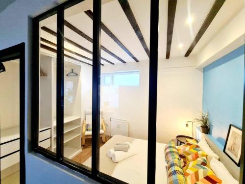 Habitación con cama y ventana grande de cristal. en New 2 bedrooms Luxury Flat - 19, en Luxemburgo