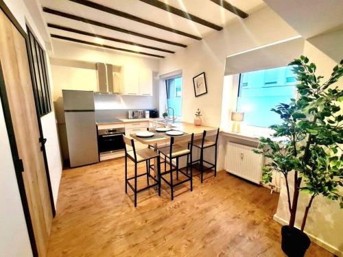 cocina con mesa y sillas en una habitación en New 2 bedrooms Luxury Flat - 19, en Luxemburgo