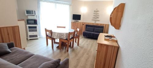 un salon avec un canapé et une table dans l'établissement Cauterets centre - Résidence Le marcadau 1, à Cauterets