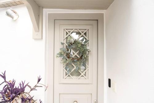 een deur met een krans erop bij Villa Artemis Cycladic Charmed ! in Athene