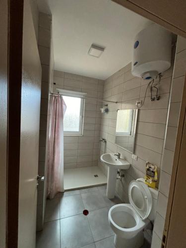 een badkamer met een toilet en een wastafel bij TONY in Shëngjin