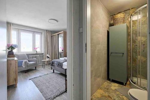 een badkamer met een groene koelkast en een slaapkamer bij Emilii Plater 55 Center 2 bedrooms Living room balcony in Warschau
