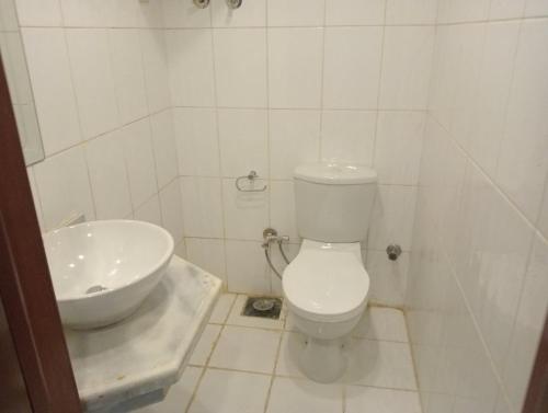 een badkamer met een wit toilet en een wastafel bij Brand New 2 Bedroom Apartment Nemaa Bay in Sharm El Sheikh