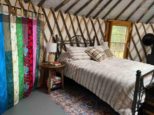 1 dormitorio con 1 cama en una yurta en Sweet Retreat and Yurt Farm, en New Ipswich