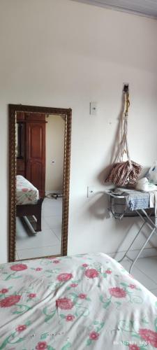 ein Schlafzimmer mit einem Spiegel und einem Bett davor in der Unterkunft Hostel Acre in Rio Branco