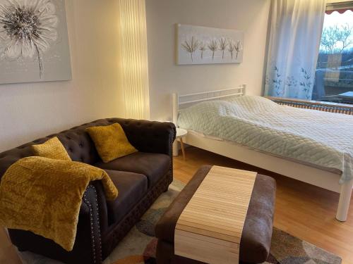 sala de estar con sofá y cama en Apartment-Thermen-Zeit, en Bad Füssing