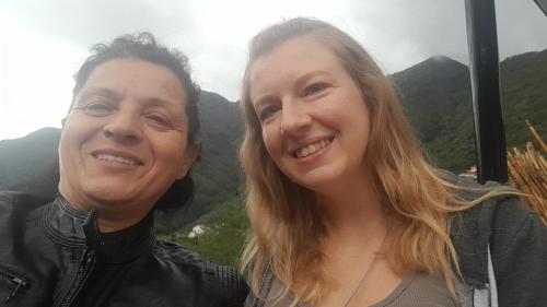 Due donne in piedi l'una accanto all'altra su una montagna di Hotel affittacamere novella a Tramonti