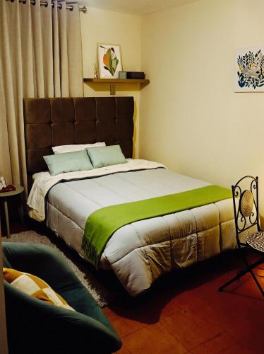 En eller flere senger på et rom på Hermosa habitación, cómoda y cerca a la plaza de Yanahuara
