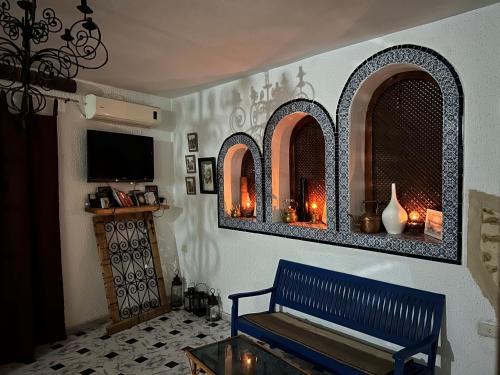 Harqalah的住宿－L'artisan，一间房间,墙上设有长凳和两面镜子