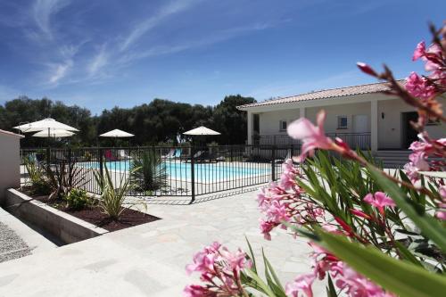 Πισίνα στο ή κοντά στο Hôtel Des Nacres