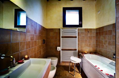 e bagno con vasca, servizi igienici e lavandino. di Villa Hotel Valle Del Marta Resort a Tarquinia