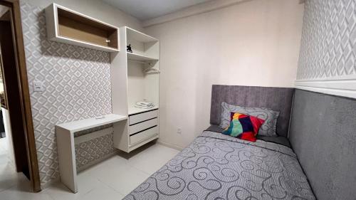 a small bedroom with a bed and a desk at Flat completo no centro de Belém in Belém